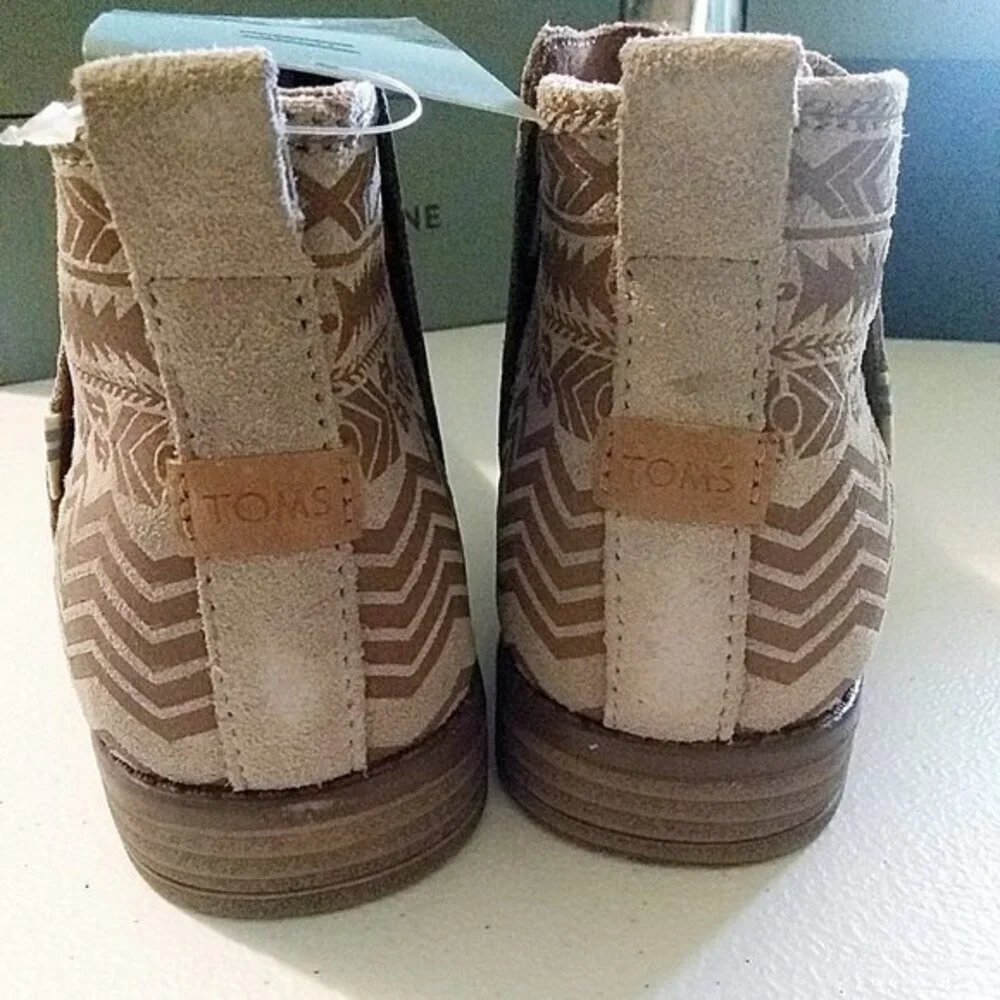 NIB Toms Deia Suede Ankle Boots Youth Size 5.5 MSRP $70